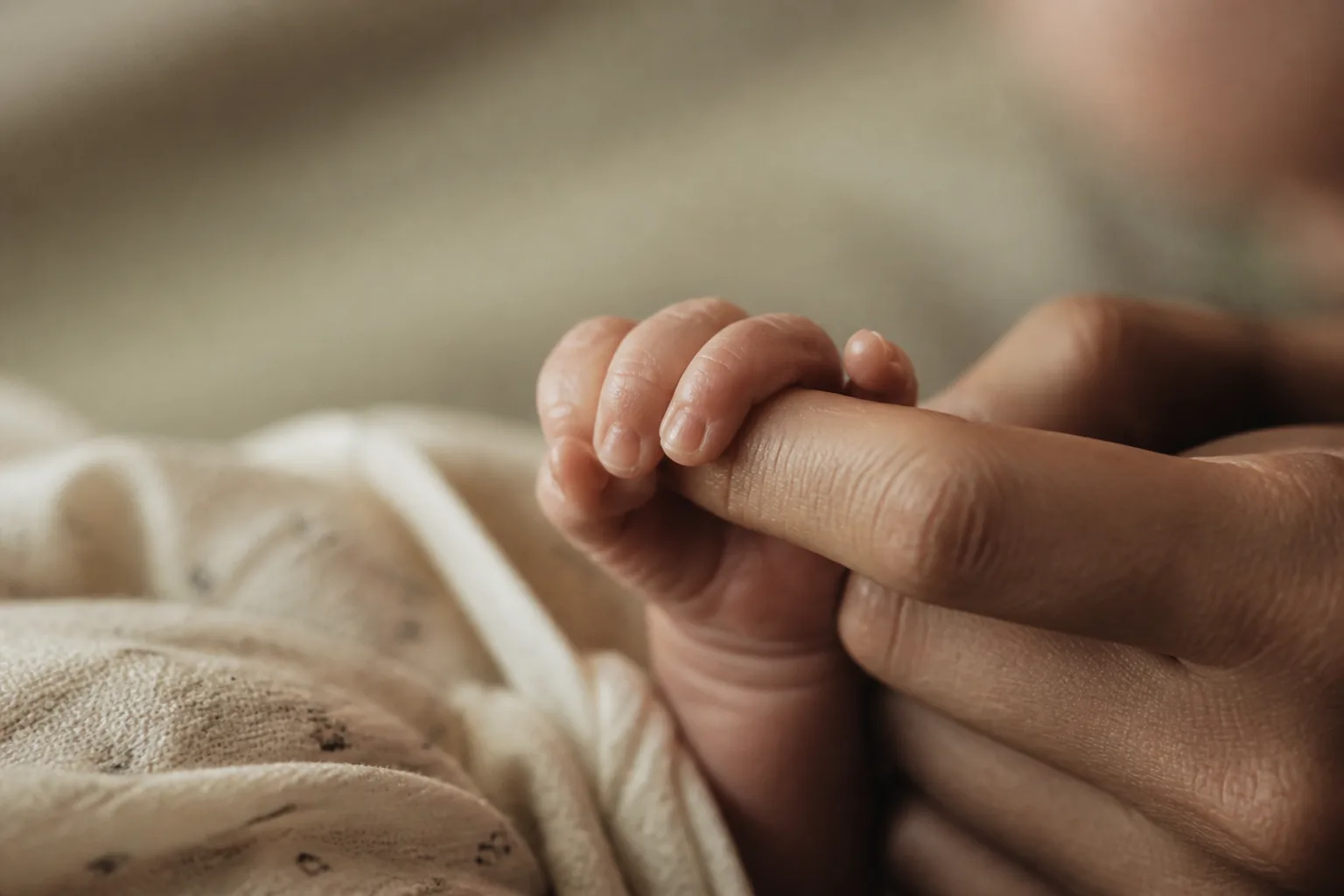 Jeune père de la diaspora avec son nouveau-né