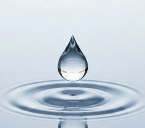 Goutte d'eau et ondes à la surface, évoquant la toilette rituelle du défunt (Ghusl)